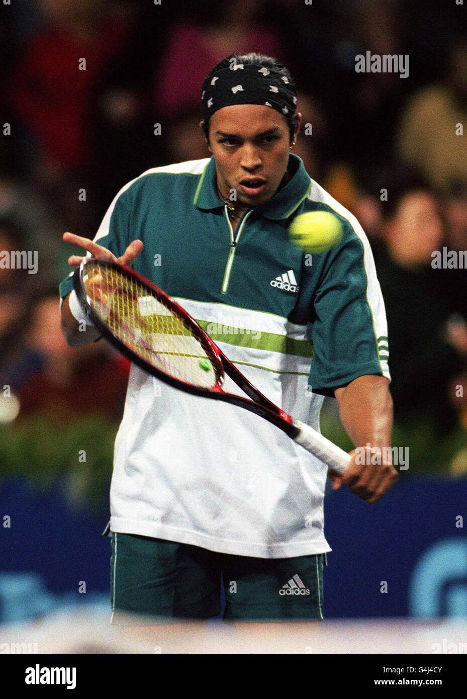 Hicham Arazi de Morrocco revient à Greg Rusedski en Grande-Bretagne dans  leur demi-finale de match de tennis de la coupe Guardian Direct dans le  parc Battersea de Londres Photo Stock - Alamy