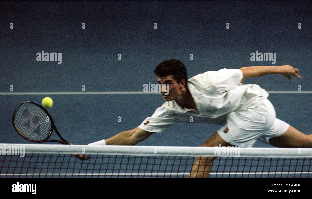 Richard Krajicek, ancien champion de Wimbledon, se rapproche du net pour retourner le ballon à Swede Thomas Johansson lors de la demi-finale de la coupe Guardian Direct à Londres.Krajicek a gagné 6-2 6-4 et affronte Greg Rusedski en Grande-Bretagne dans la finale. Banque D'Images