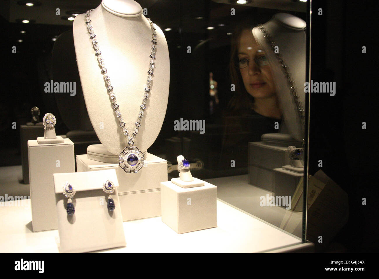 Bijoux en saphir et en diamant d'Elizabeth Taylor de Bylgari, exposés à  Christie's, Londres, avant d'être mis aux enchères à New York et à Londres  Photo Stock - Alamy