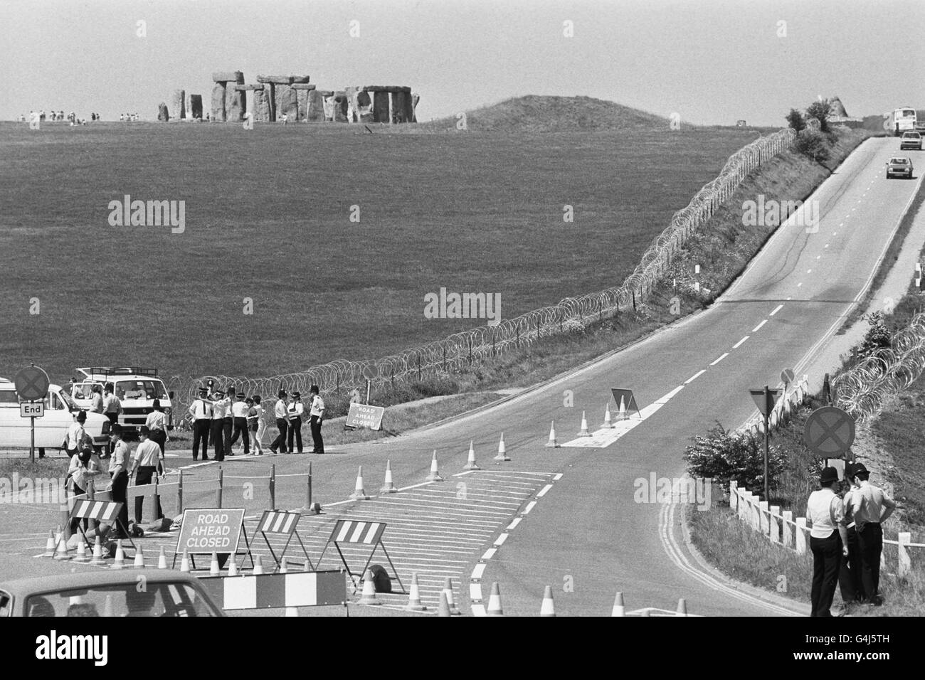 1er JUIN : en ce jour de 1985 300, des hippies ont affronté la police alors qu'ils étaient empêchés d'atteindre la POLICE de Stonehenge. ILS ONT STOPPÉ UN CONVOI DE QUELQUE 140 VÉHICULES QUI ONT TRAVERSÉ LA ROUTE ET QUI ONT TENTÉ DE PASSER, À GRATELEY POUR ORGANISER UN FESTIVAL DE LA POP INTERDIT, PRÈS DE STONEHENGE Banque D'Images