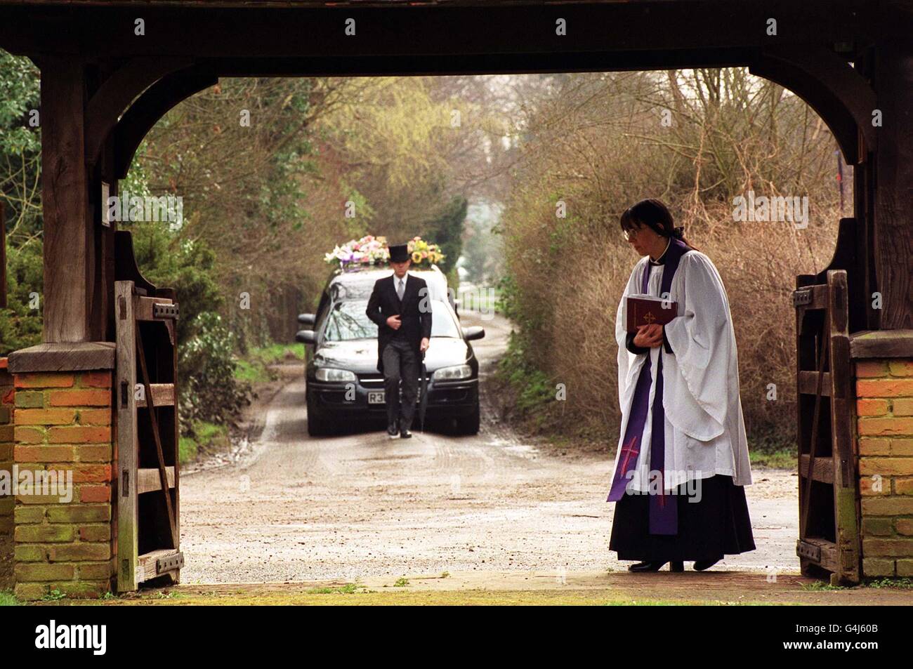 Le Rév gay Ellis attend le cortège funèbre pour arriver à l'église All-Saints à Nazeing, près de Harlow, Essex portant le corps de Joanne Cotton, l'un des Britanniques massacrés par les rebelles hutus dans le parc national de Bwindi, en Ouganda. Banque D'Images