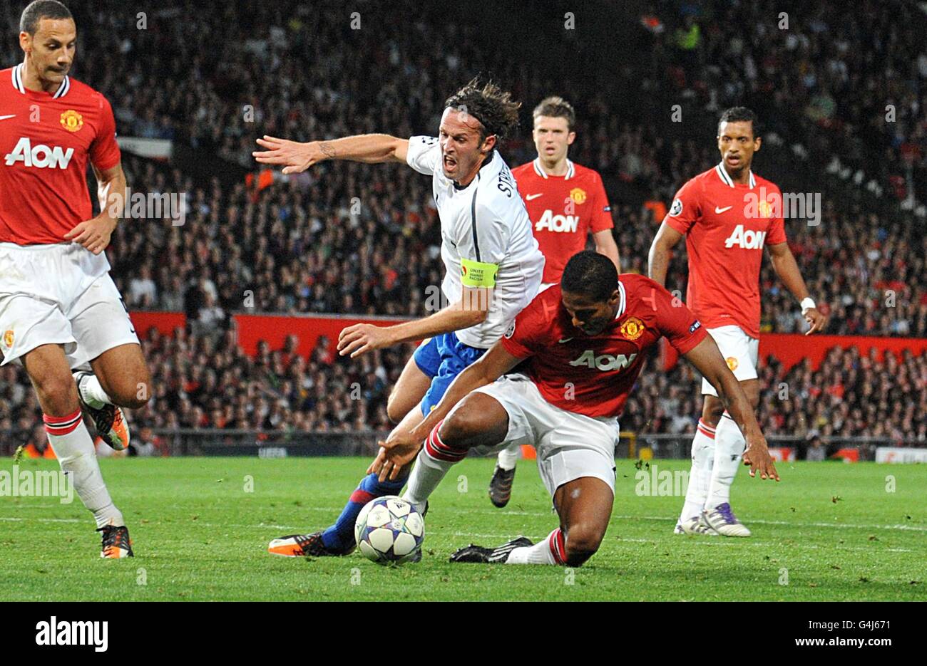 Football - UEFA Champions League - Groupe C - Manchester United / FC Bâle - Old Trafford.Antonio Valencia, de Manchester United, s'est moque de Marco Streller, de Bâle, de donner une pénalité Banque D'Images