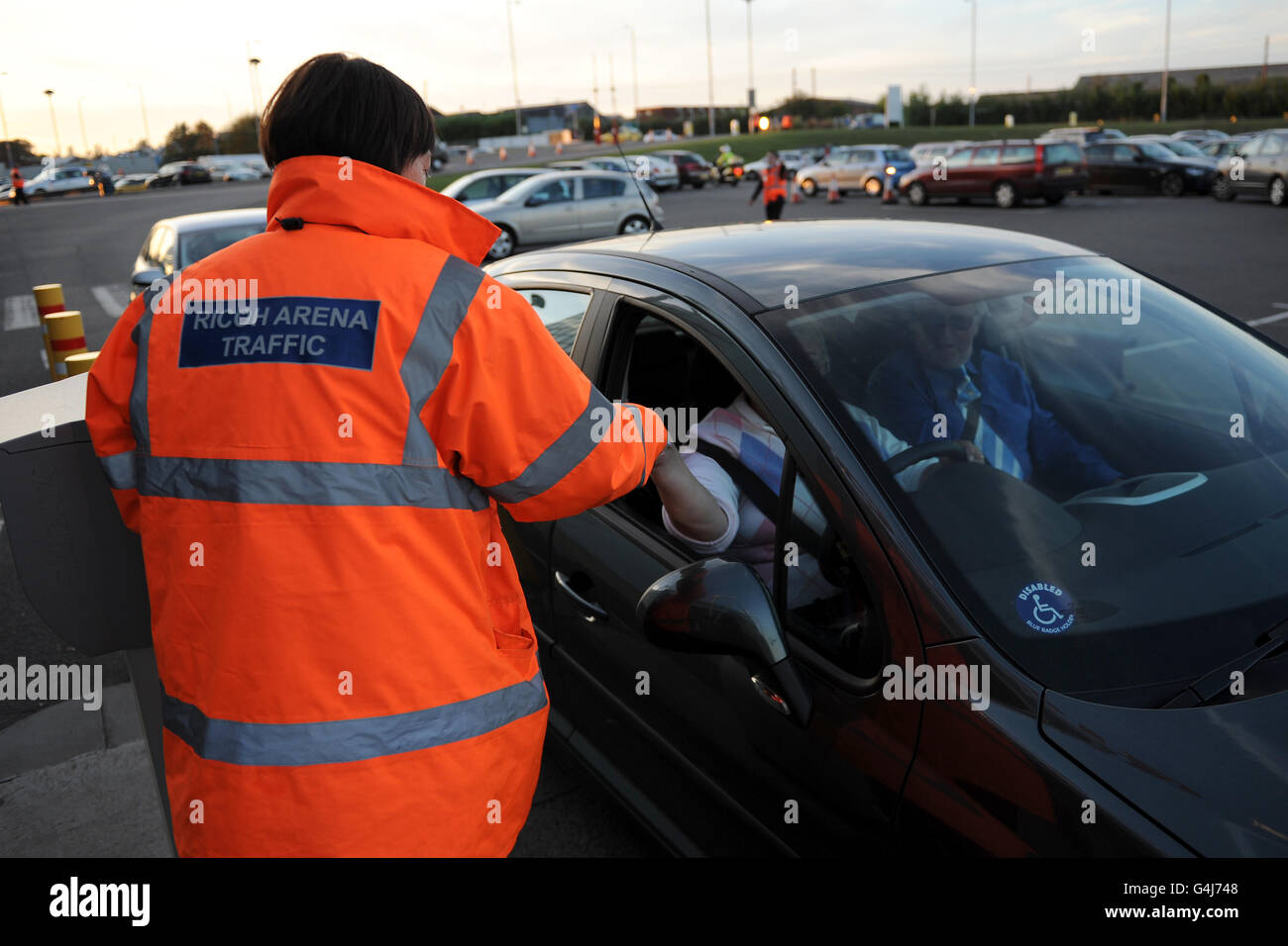 Football - championnat de football npower - Coventry City v Blackpool - Ricoh Arena.Un agent de la circulation Ricoh Arena vérifie les billets lorsque les fans entrent dans le parking Banque D'Images