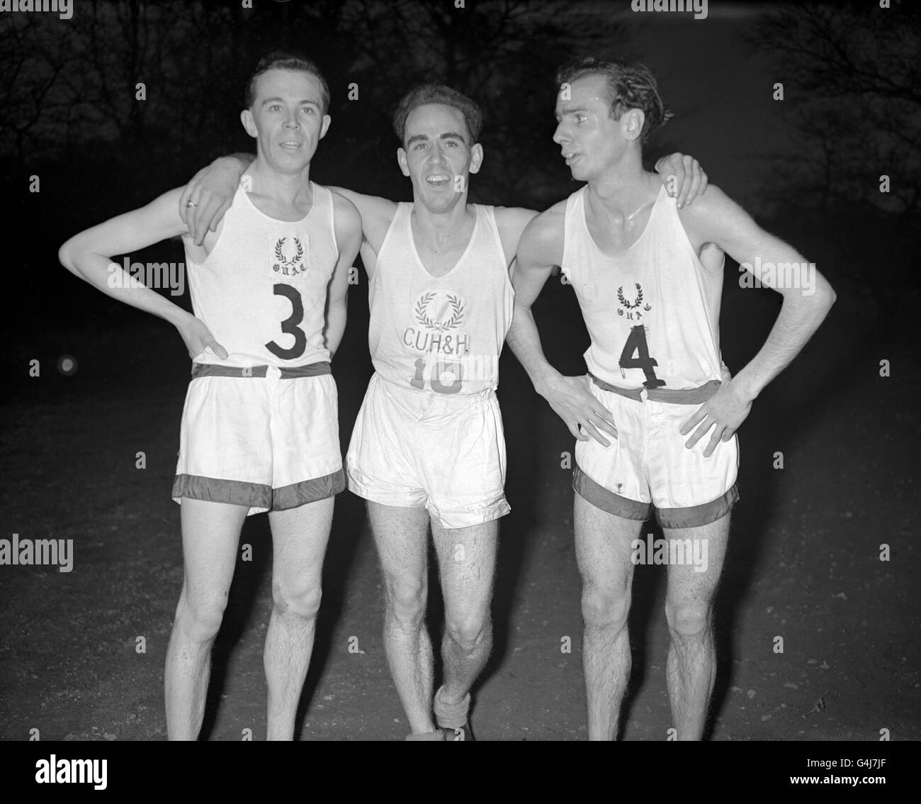 De gauche à droite : les trois premiers hommes à la maison - I H Boyd (Oxford No.3) a terminé premier ; R J Forster (Cambridge No.10) a terminé troisième et Un D Gordon (Oxford No.4) qui a été joint d'abord avec Boyd alors que les deux hommes d'Oxford ont passé le poste ensemble. Banque D'Images