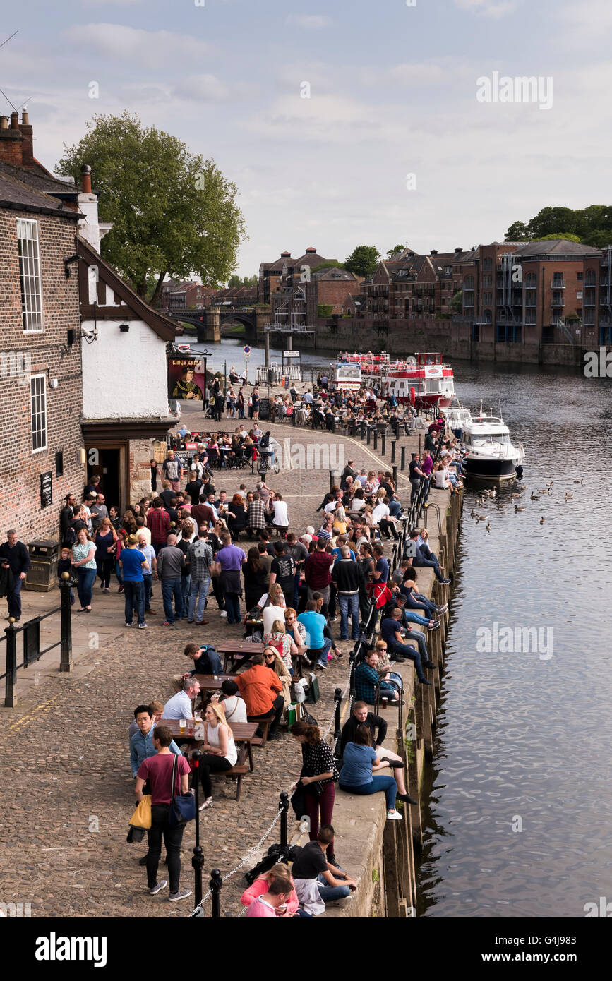 Beaucoup de gens boivent et se détendent dans un pub animé au bord de la rivière (King's Arms) et des bateaux de loisirs sur River Ouse - King's Staith, York, North Yorkshire, Angleterre. Banque D'Images