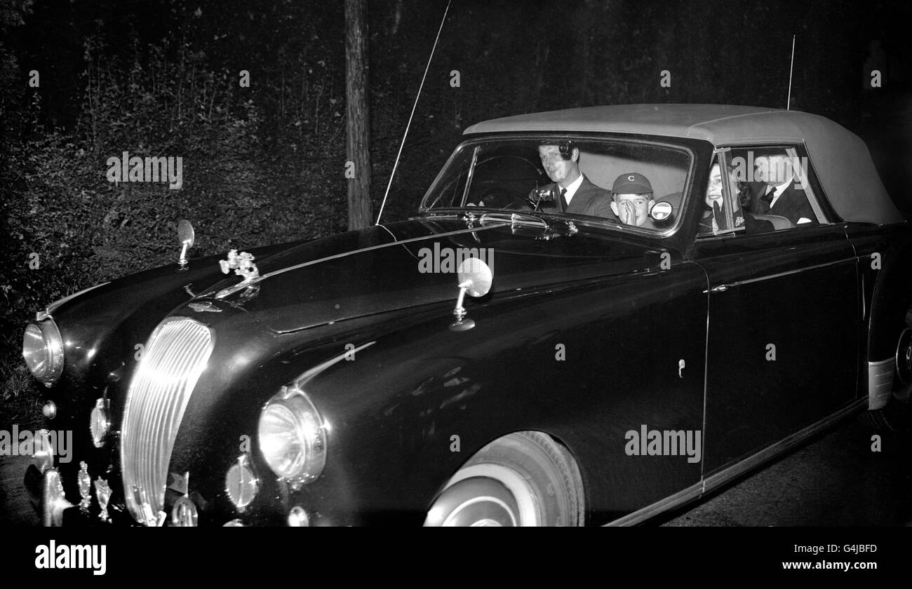 Le prince Charles est assis sur le devant, entre la Reine et le duc d'Édimbourg, qui est au volant, alors qu'il se dirige vers l'école de Cheam, près de Newbury, pour y devenir élève. Banque D'Images