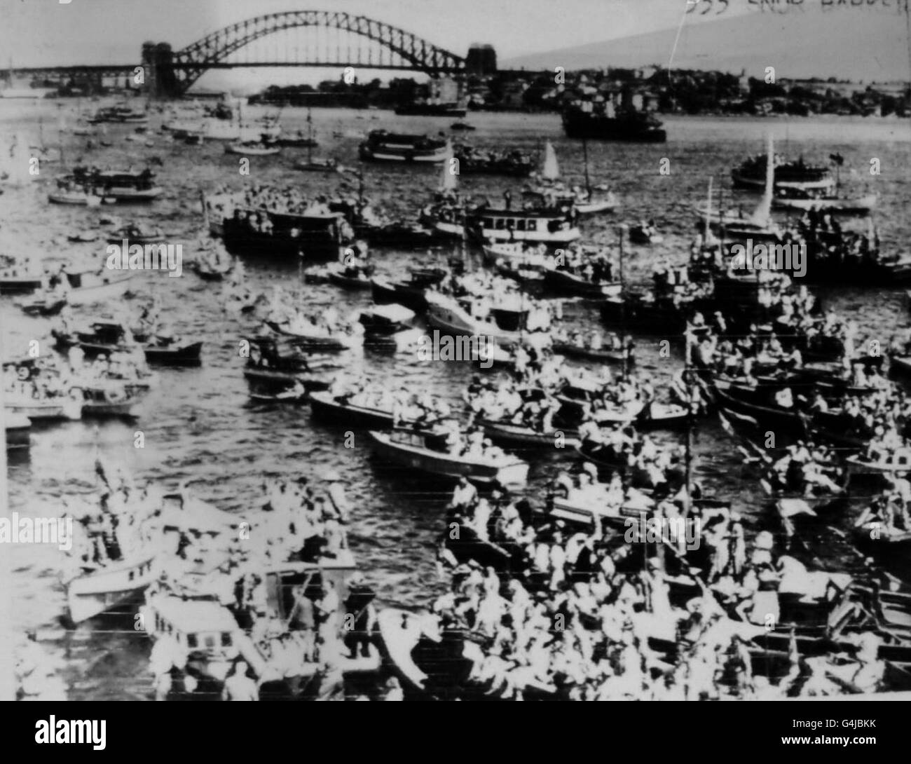 Des centaines de petits objets de tous types sont à bord du port de Sydney, pour servir de tribune flottante pour l'arrivée de la Reine et du duc d'Édimbourg à bord du paquebot Gothic. Banque D'Images Des centaines de petits objets de tous types sont à bord du port de Sydney, pour servir de tribune flottante pour l'arrivée de la Reine et du duc d'Édimbourg à bord du paquebot Gothic. Banque D'Images