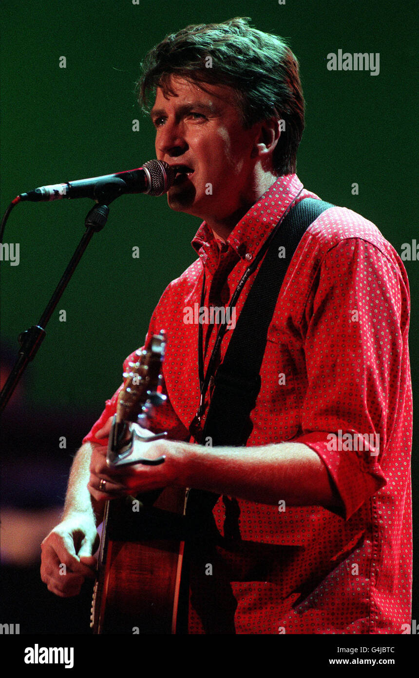 Neil Finn, anciennement avec Crowed House, se produit lors d'un concert caritatif « ici, là et partout » au Royal Albert Hall, à la mémoire de la défunte épouse Linda de Sir Paul McCartneys. Banque D'Images