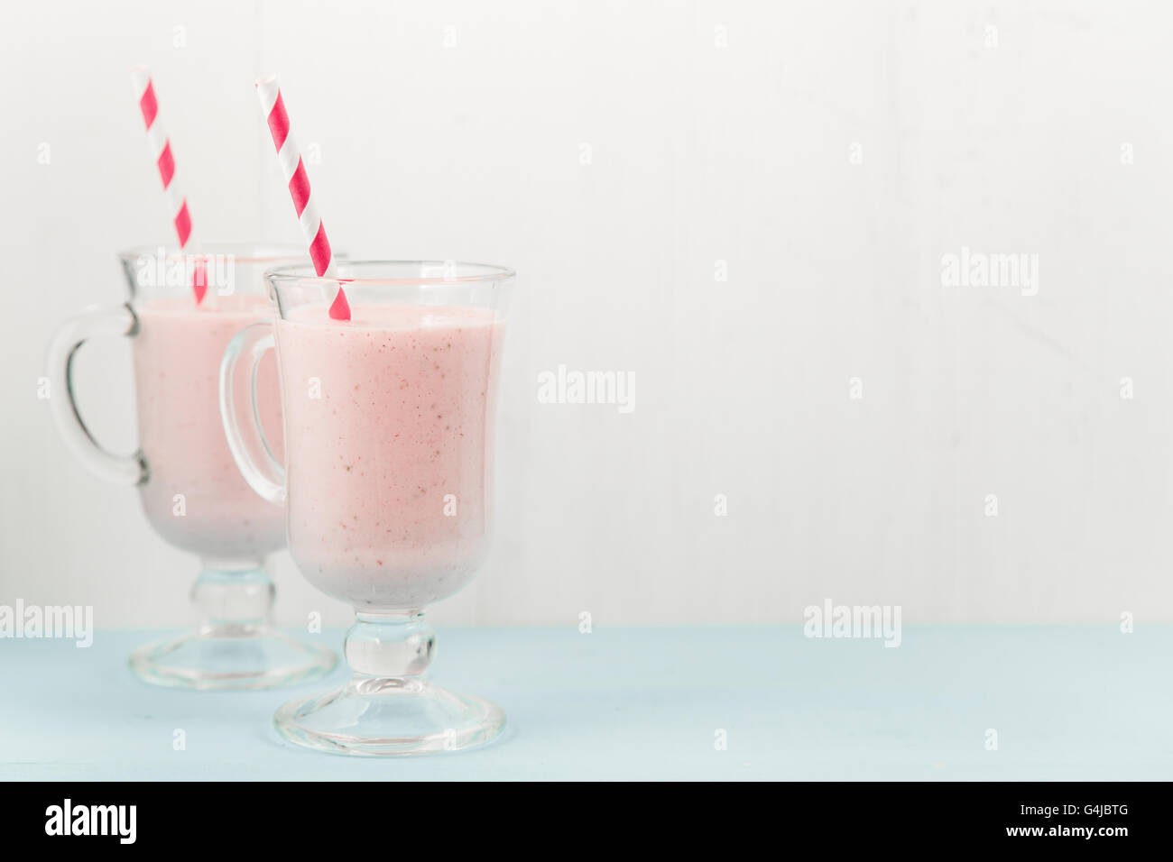 Deux cocktails rose crème glacée aux fraises Banque D'Images