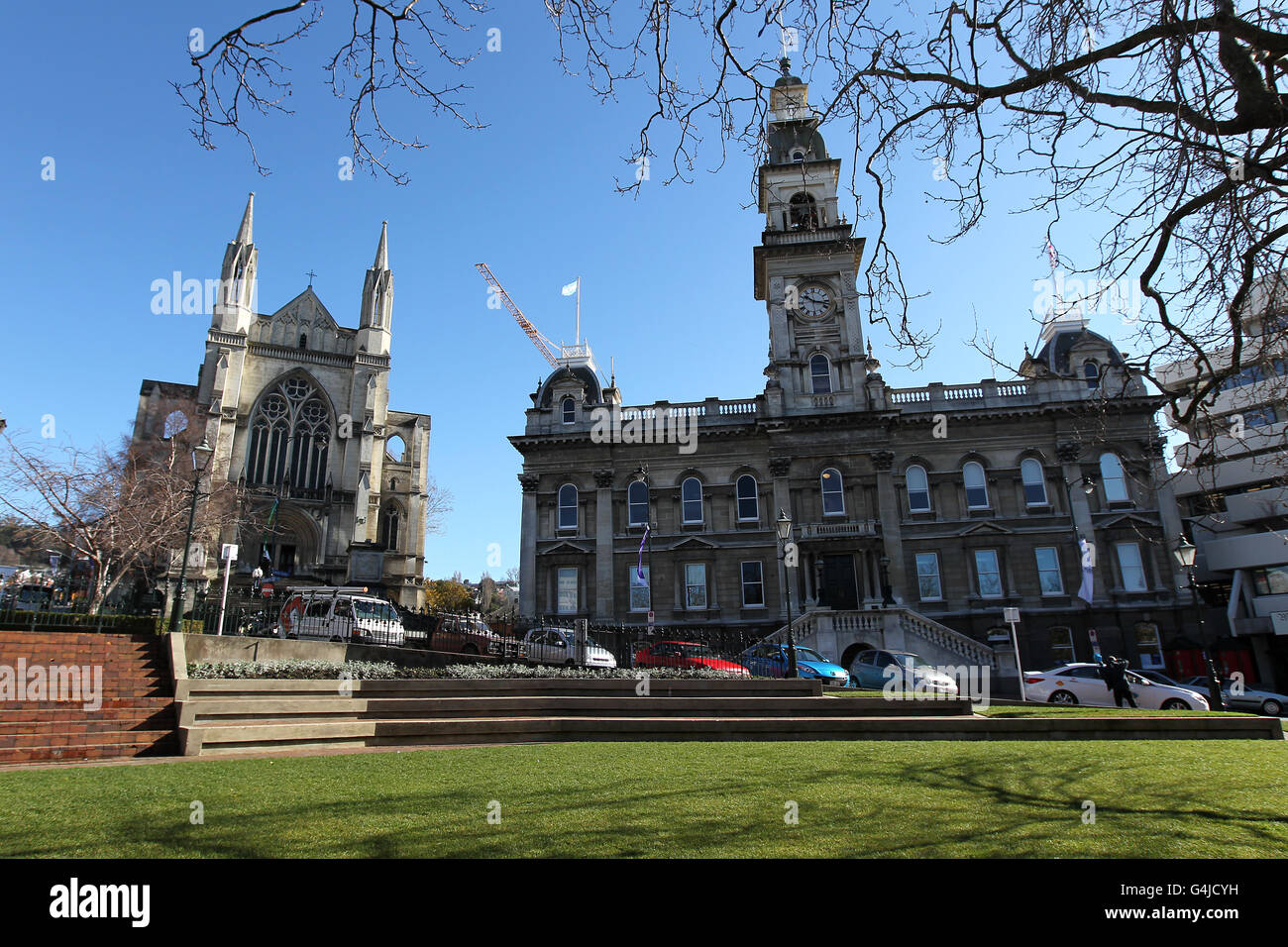 Vue générale de la cathédrale Saint-Paul (l) sur la place Dunedin et l'hôtel de ville (r) Banque D'Images