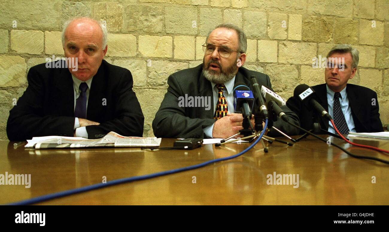 (L-r): Martin McGovern et Francie Molloy, de Sinn Fein, et John McDonell, député, lors d'une conférence de presse où Molloy a accusé les unionistes de mettre en péril le processus de paix en refusant de siéger à l'exécutif avec Sinn Fein à moins que l'IRA ne commence à se démettre.* Martin McGovern, représentant de Sinn Fein à Londres; Francie Molloy, membre de l'Assemblée Sinn Fein Mid-Ulster; John McDonell, Hayes et Harlington.Au Parlement de Londres. Banque D'Images