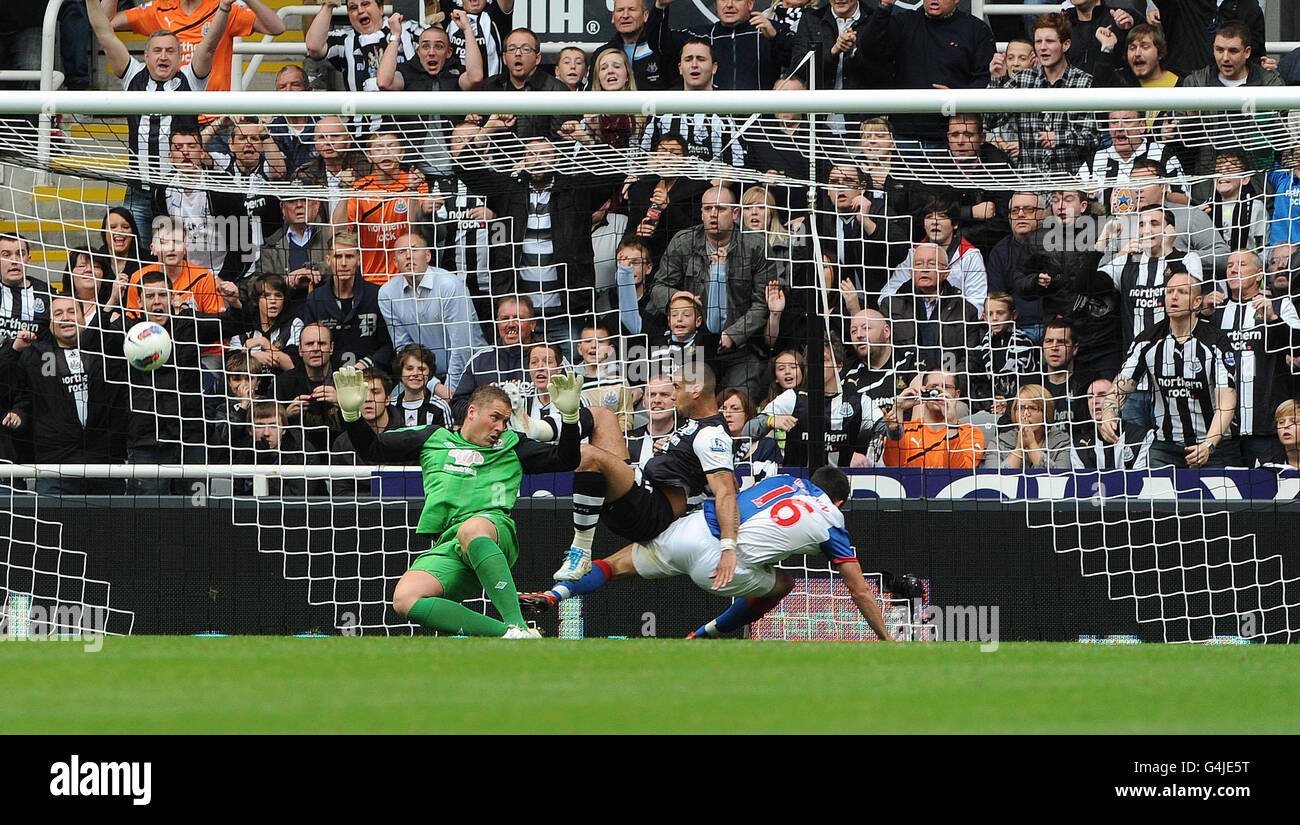 Leon Best de Newcastle défie Paul Robinson, gardien de but de Blackburn (à gauche) alors que le ballon entre dans le troisième but de Demba Ba pendant le match de la Barclays Premier League à St James' Park, Newcastle. Banque D'Images