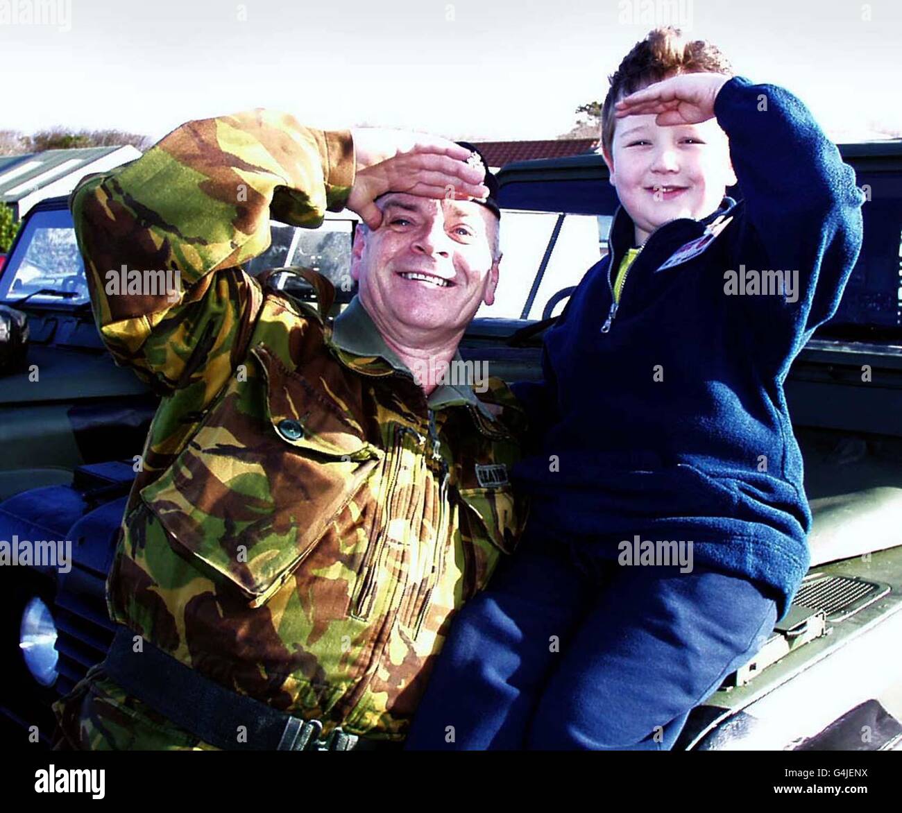 Caporal Tommy Cleaver avec Max, 8 ans, fils du professeur de ...