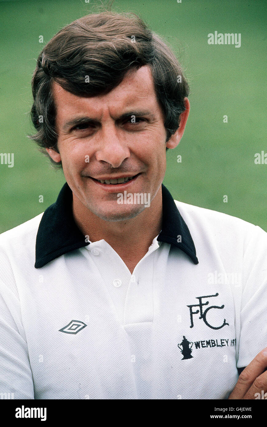 PA NEWS PHOTO AOÛT 1975 UN FICHIER DE BIBLIOTHÈQUE PORTRAIT D'ALAN MULLERY DE FULHAM F.C.1975/1976 AU TERRAIN DE MAISON DU CRAVEN COTTAGE À LONDRES Banque D'Images PA NEWS PHOTO AOÛT 1975 UN FICHIER DE BIBLIOTHÈQUE PORTRAIT D'ALAN MULLERY DE FULHAM F.C.1975/1976 AU TERRAIN DE MAISON DU CRAVEN COTTAGE À LONDRES Banque D'Images