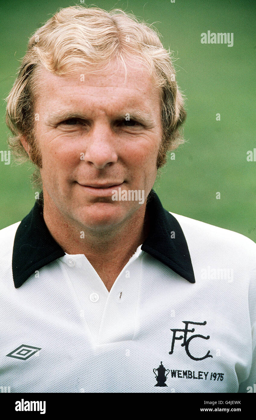 PA NEWS PHOTO AOÛT 1975 UN FICHIER DE BIBLIOTHÈQUE PORTRAIT DE BOBBY MOORE DE FULHAM F.C. 1975/1976 AU TERRAIN DE MAISON DU CRAVEN COTTAGE À LONDRES Banque D'Images PA NEWS PHOTO AOÛT 1975 UN FICHIER DE BIBLIOTHÈQUE PORTRAIT DE BOBBY MOORE DE FULHAM F.C. 1975/1976 AU TERRAIN DE MAISON DU CRAVEN COTTAGE À LONDRES Banque D'Images