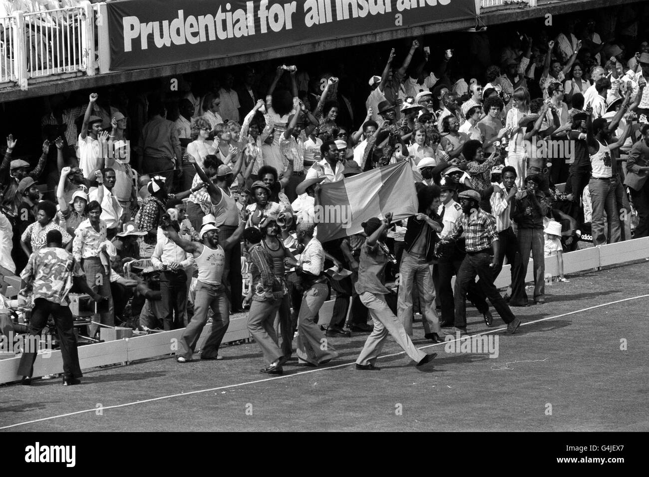 PA NEWS PHOTO 21/6/75 UN FICHIER DE BIBLIOTHÈQUE IMAGE DE WEST LES SUPPORTERS DES INDES DANSENT AVEC PLAISIR APRÈS SIX ANS FRAPPÉ PAR KEITH BOYCE LORS DE LA FINALE DE LA COUPE DU MONDE PRUDENTIELLE AGINST AUSTRALIE AUX LORDS Banque D'Images