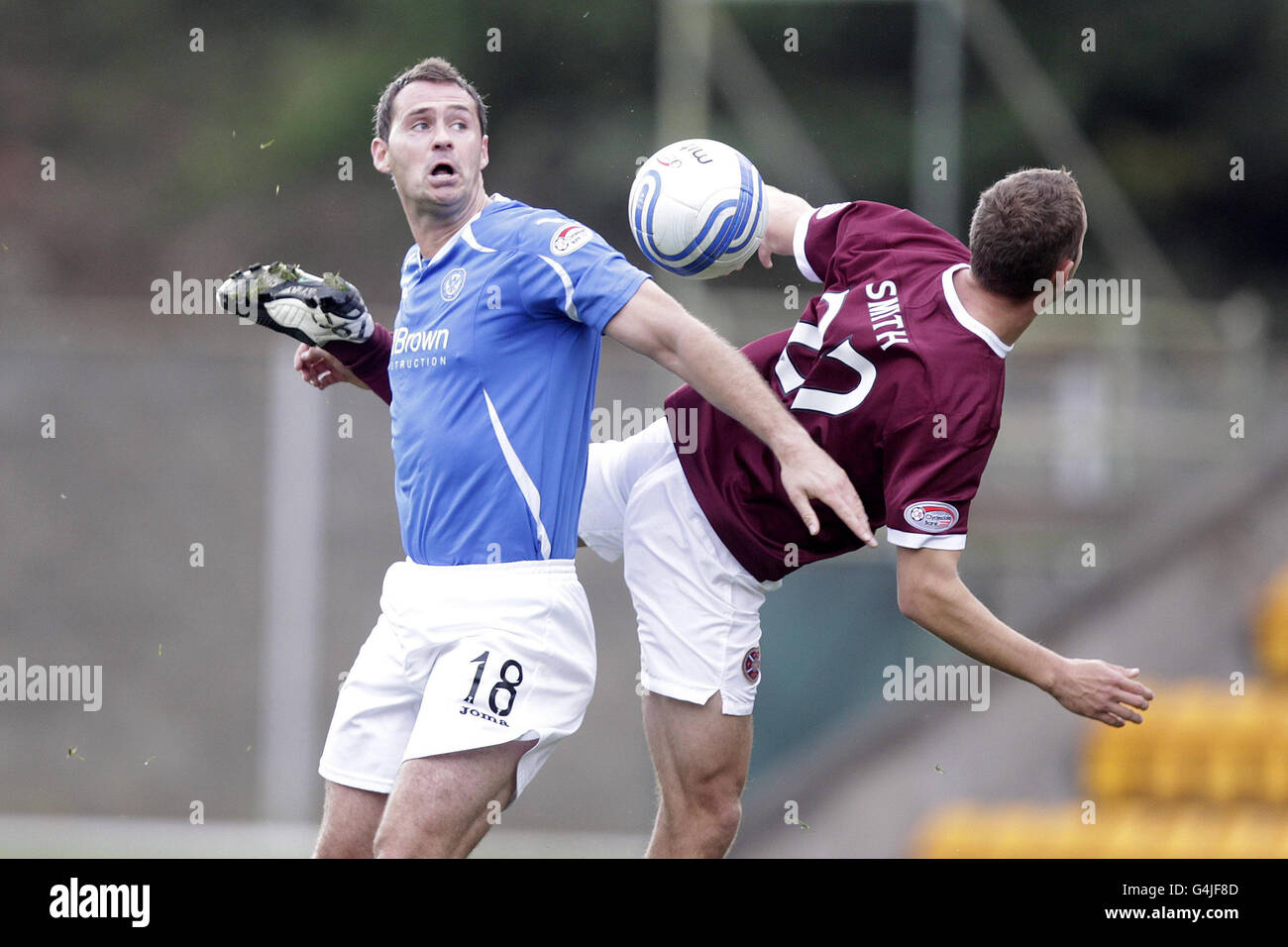 David McCracken de St Johnstone (à gauche) est au cœur de Gordon Smith de Midlothian lors du match de la première ligue écossaise de la Clydesdale Bank au parc McDiarmid, à St Johnstone. Banque D'Images