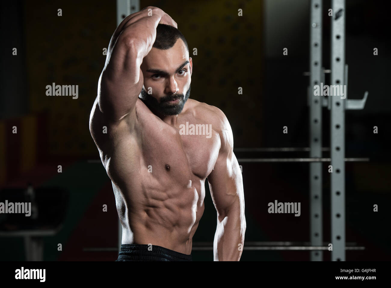 Portrait d'un jeune homme en bonne forme physique montrant ses muscles abdominaux bien formés - Modèle de remise en forme musculaire Bodybuilder athlétique Banque D'Images