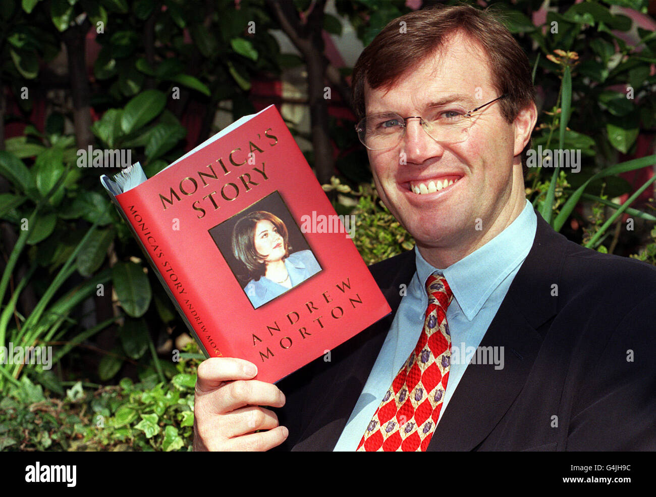 L'auteur Andrew Morton détient une copie du livre « l'histoire de Monica » qu'il a écrit avec l'aide de Monica Lewinsky, célèbre pour son affaire avec le président américain Bill Clinton.Le livre est publié par la presse de Saint-Martin. Banque D'Images