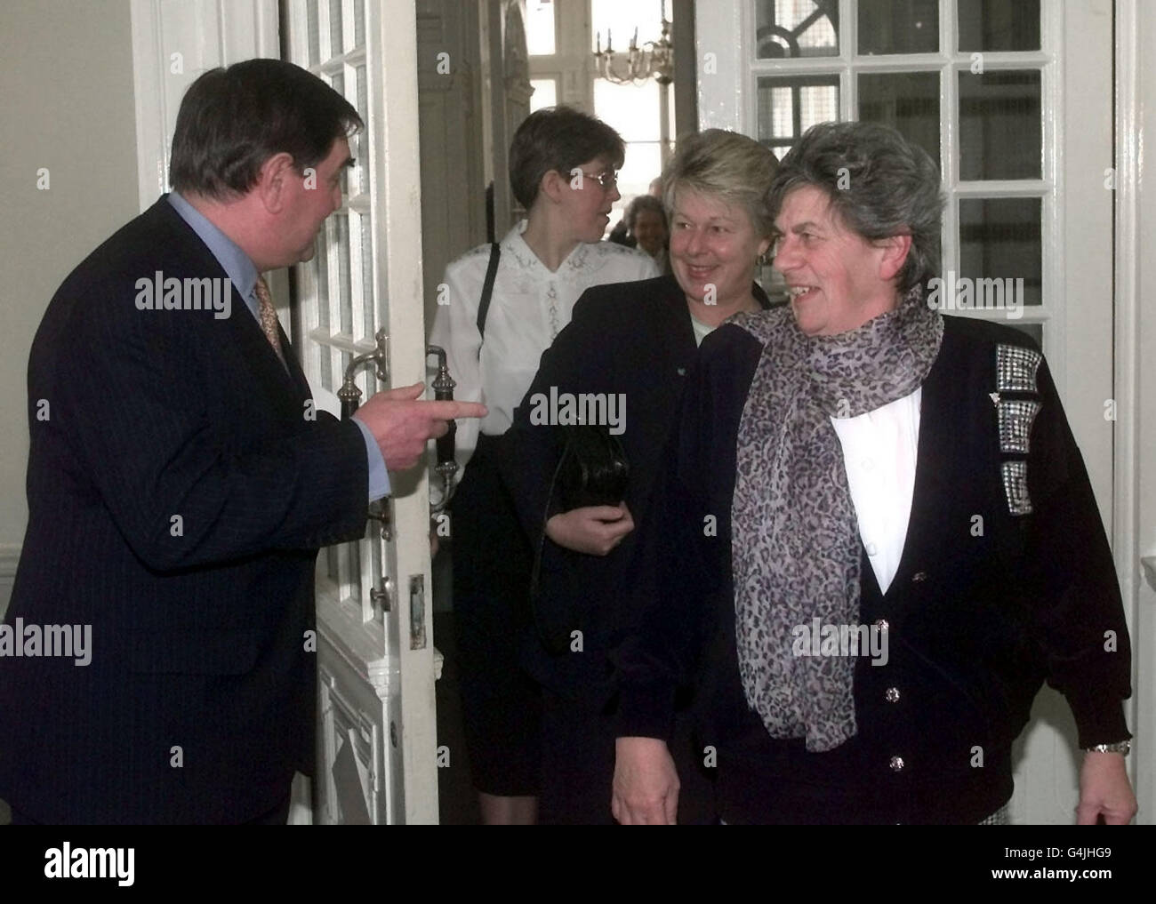 Les premières dames sont accueillies dans la salle longue du terrain de cricket Lords à Londres par le président du MCC (Marylebone Cricket Club) Tony Lewis.Jusqu'ici, les femmes ont été exclues du bastion tous-mâles. Banque D'Images