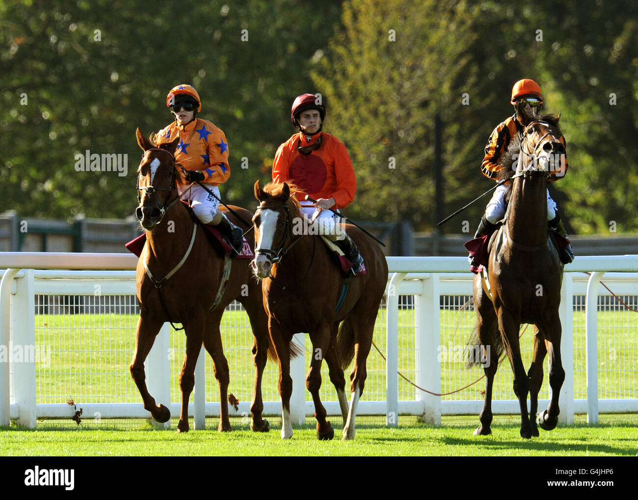 Ryan Moore (centre) rides Kinyras retour à l'enclos suivant le handicap Stakes Bollinger (classe 2) avec Ithoughtitwasover monté par Joe fanning (à gauche) et Midnight Oil monté par Kieron Fallon à reacecourse Ascot, Berkshire PRESS ASSOCIATION Photo vendredi 30 septembre 2011. Crédit photo doit se lire : Anthony Devlin/PA Wire Banque D'Images