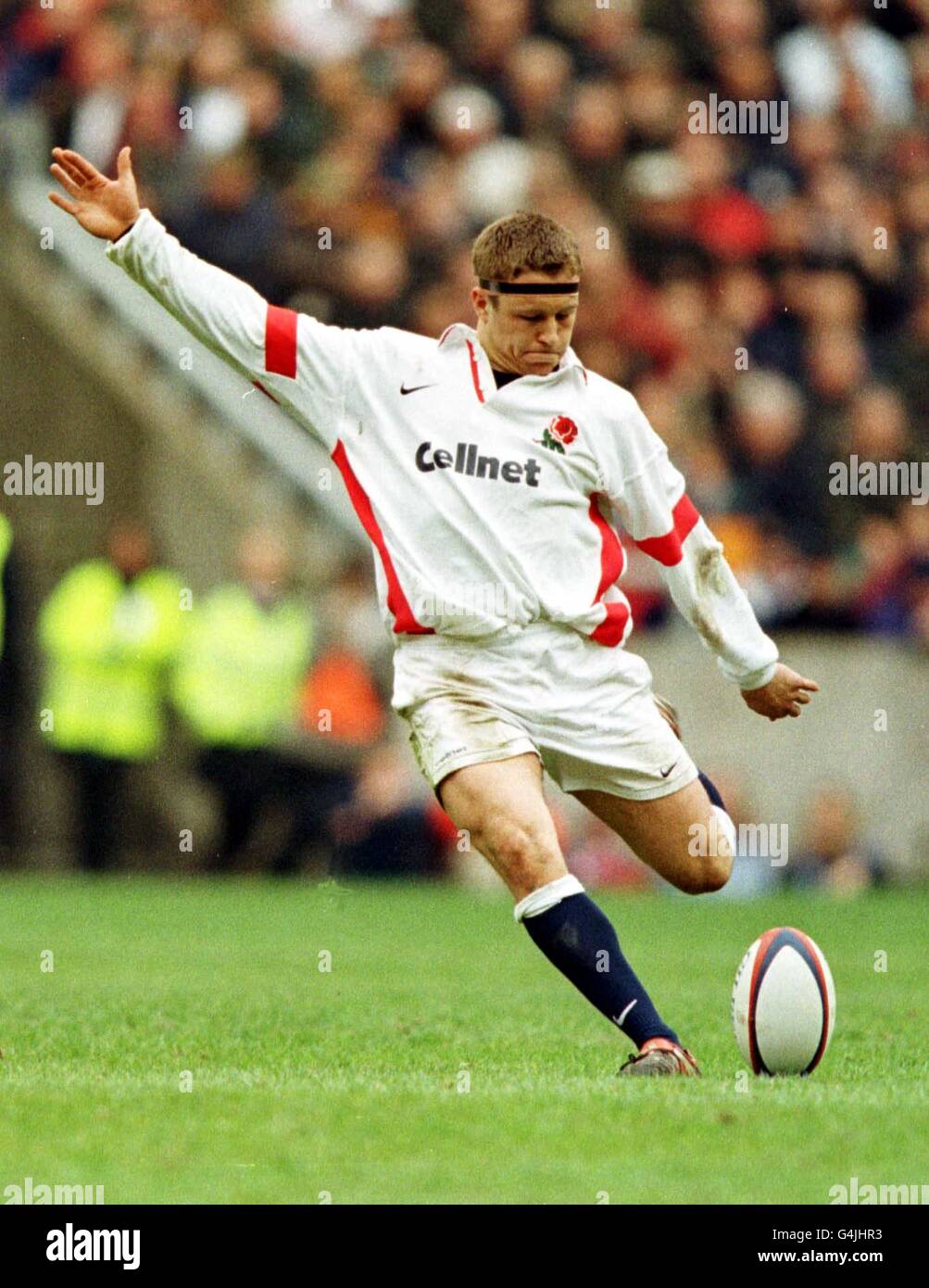 Jonny Wilkinson, de l'Angleterre, a encore trois points pour l'Angleterre, après un coup de pied de pénalité, contre la France lors de son match de rugby du Championnat des cinq nations à Twickenham. L'Angleterre a remporté le match 21 - 10, avec Wilkinson donnant les 21 points (à partir de 7 pénalités). Banque D'Images