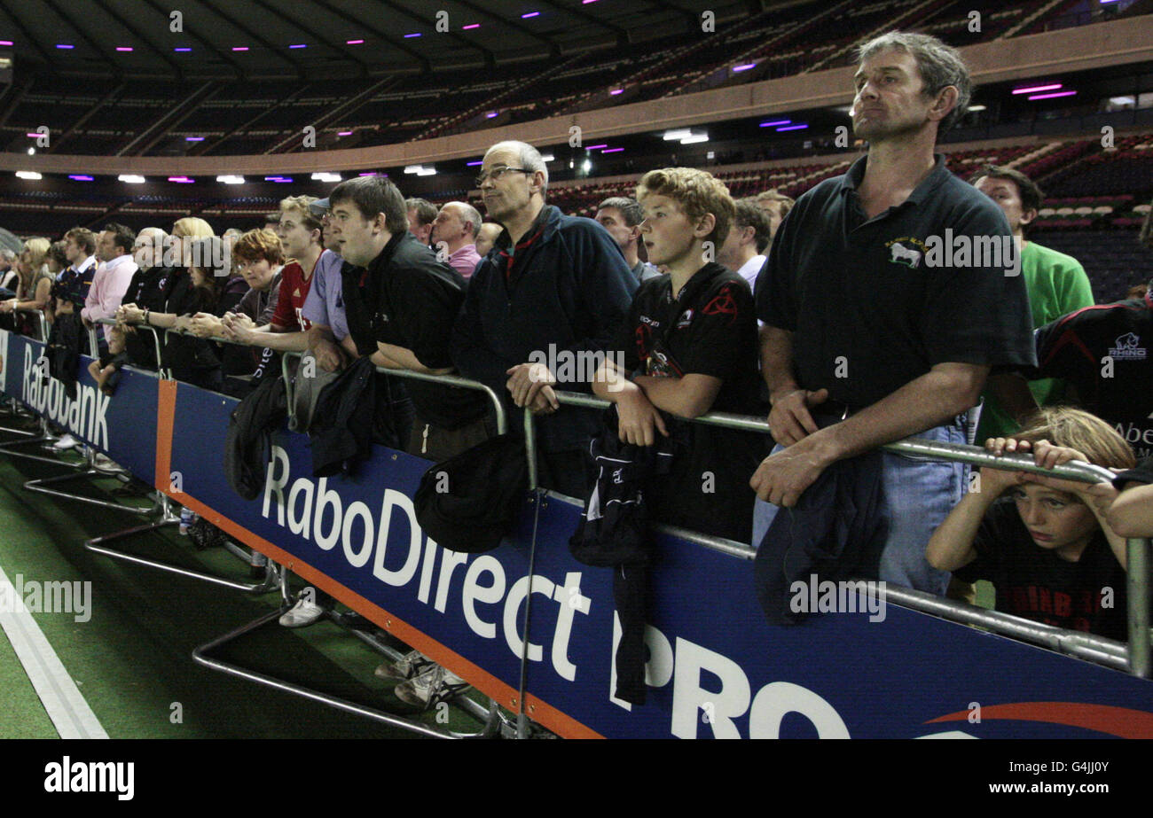 Rugby Union - RaboDirect PRO 12 - Edinburgh Rugby / Munster Rugby - Murrayfield.Montre de fan pendant le match RaboDirect PRO 12 à Murrayfield, Édimbourg. Banque D'Images