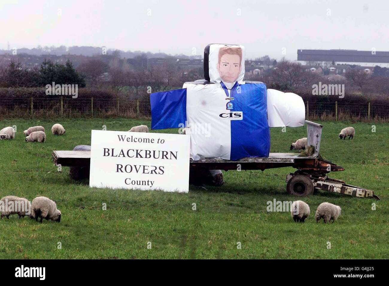 Un fermier fanatique de football a mis en place un modèle géant de l'ancien attaquant et capitaine de Blackburn Rover Chris Sutton dans son champ par l'A61 près de Bolton.Sutton a été rappelé à l'équipe de football d'Angleterre. Banque D'Images