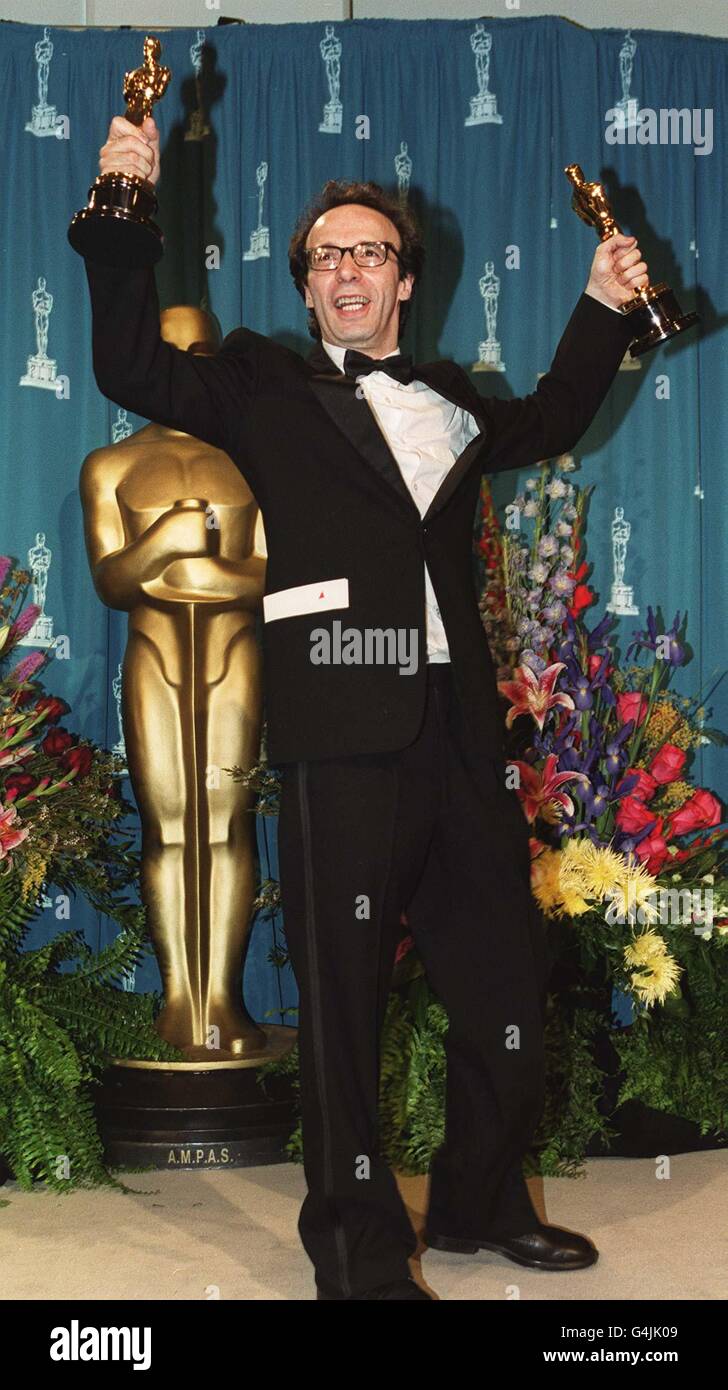 L'acteur et réalisateur italien Roberto Benigni avec ses Oscars pour le meilleur acteur et le meilleur film étranger pour son film "la vie est belle" lors du 71e Academy Awards annuel à Los Angeles. Banque D'Images