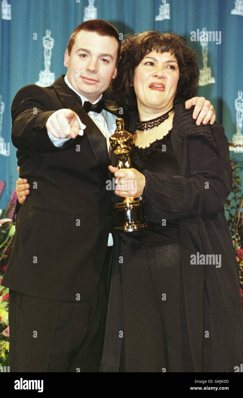 L'acteur Mike Myers avec Jenny Shircore qui a remporté un Oscar du meilleur  maquillage pour son travail dans le film « Elizabeth » aux 71e Academy  Awards annuels. * Jennifer Shircore Photo