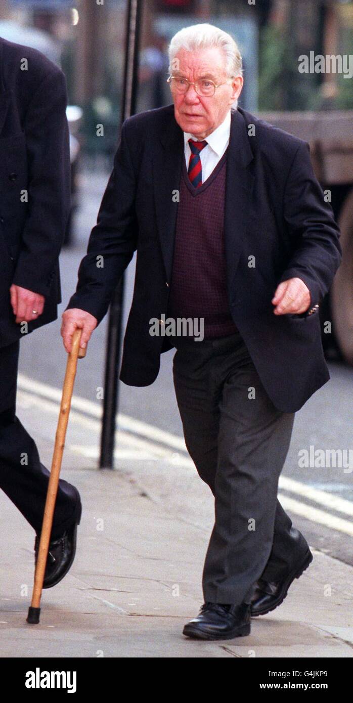 Anthony Sawoniuk, 78 ans, arrive au Old Bailey, où il a nié deux accusations de meurtre de femmes juives alors qu'il était au service de la police locale dans sa ville natale de Domachevo, au Bélarus, pendant l'occupation allemande en 1942.* l'accusation allègue qu'il a mené la recherche et de tuer des escadrons chassant les Juifs essayant d'échapper au massacre. Banque D'Images