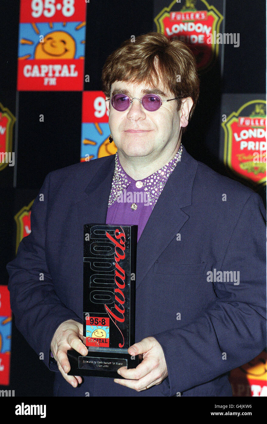 Sir Elton John a reçu le prix pour sa contribution exceptionnelle à la musique, qu'il a reçu lors du déjeuner des Capital FM 1999 London Awards 95.8, au Royal Lancaster Hotel de Londres. Banque D'Images