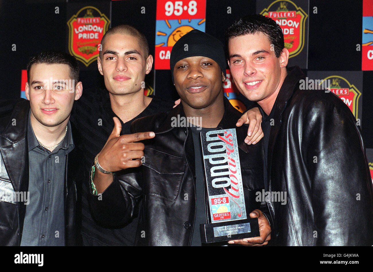 R'n'B a organisé un autre niveau avec son prix pour Favorite Newcomer, qu'ils ont reçu lors du déjeuner des Capital FM 1999 London Awards 95.8, au Royal Lancaster Hotel de Londres. Banque D'Images