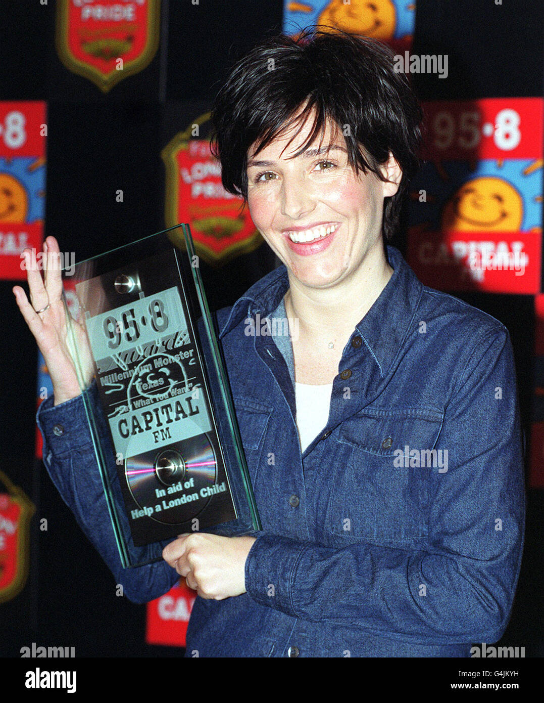 Sharleen Spiteri, chanteuse texane, et le Millennium Monster Award que le Texas a reçu lors du déjeuner des Capital FM 1999 London Awards 95.8, au Royal Lancaster Hotel de Londres. Banque D'Images