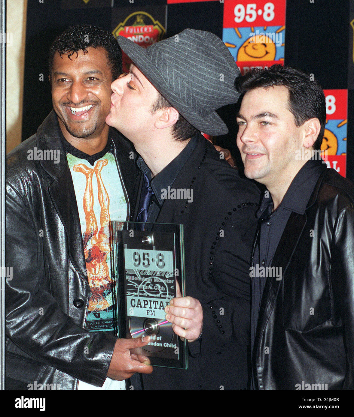Culture Club avec leur Millennium Monster Award qu'ils ont reçu lors du déjeuner Capital FM 1999 London Awards 95.8, au Royal Lancaster Hotel de Londres. Banque D'Images