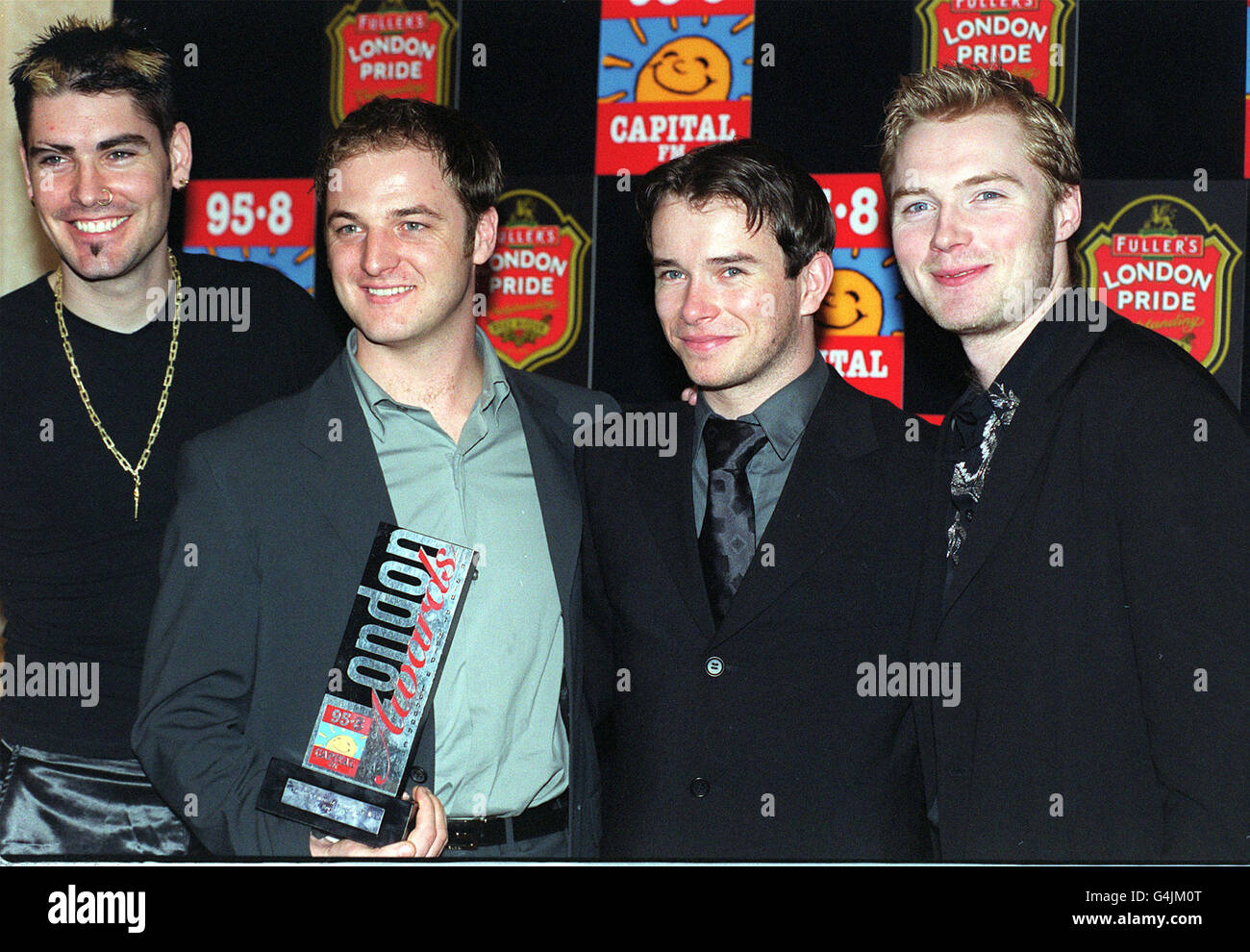 Boyzone avec le prix de Favorite International Act, qu'ils ont reçu lors du déjeuner Capital FM 1999 London Awards 95.8, au Royal Lancaster Hotel de Londres. Banque D'Images