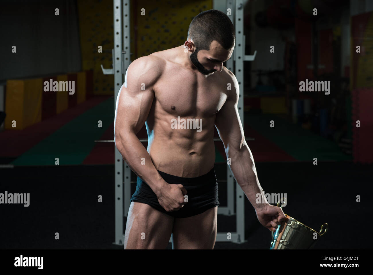 Concurrent Bodybuilder montrant sa médaille gagnants - Remise en Forme mâle concurrent montrant sa médaille gagnants Banque D'Images