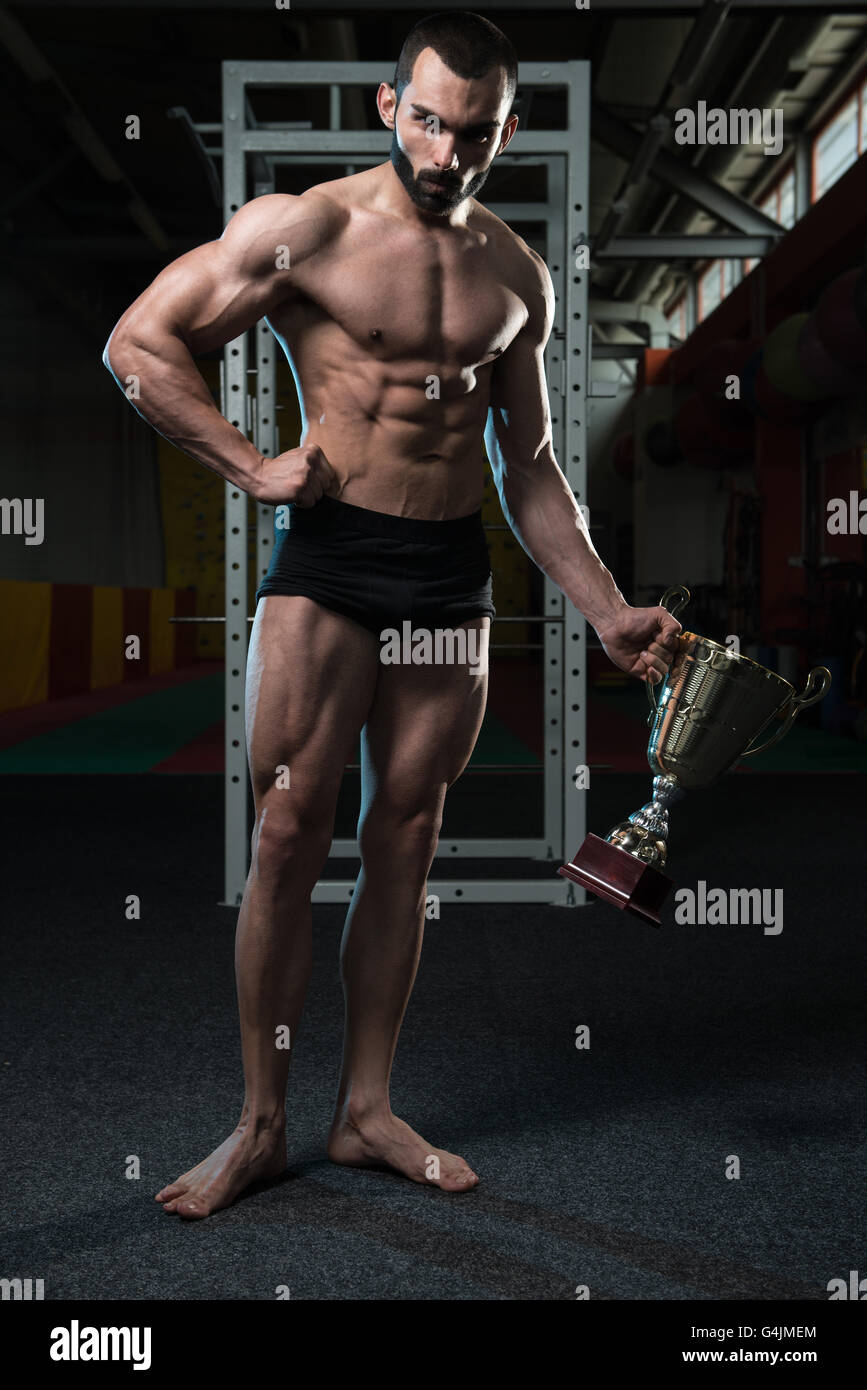 Concurrent Bodybuilder montrant sa médaille gagnants - Remise en Forme mâle concurrent montrant sa médaille gagnants Banque D'Images