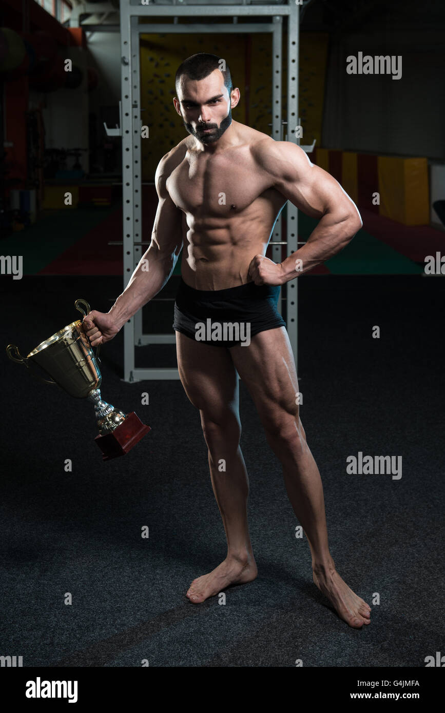 Concurrent Bodybuilder montrant sa médaille gagnants - Remise en Forme mâle concurrent montrant sa médaille gagnants Banque D'Images