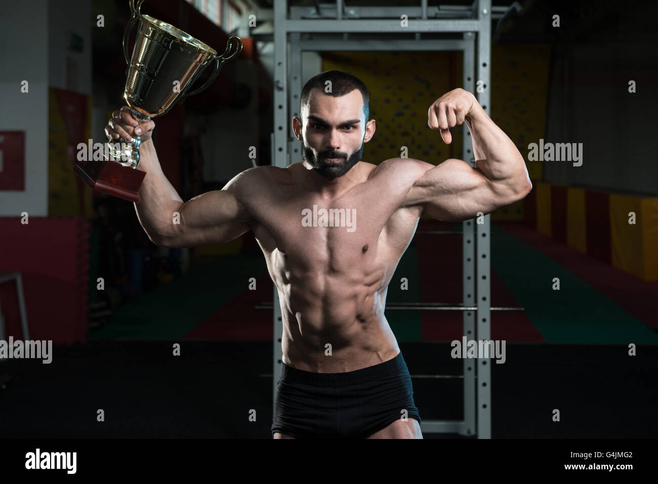 Concurrent Bodybuilder montrant sa médaille gagnants - Remise en Forme mâle concurrent montrant sa médaille gagnants Banque D'Images