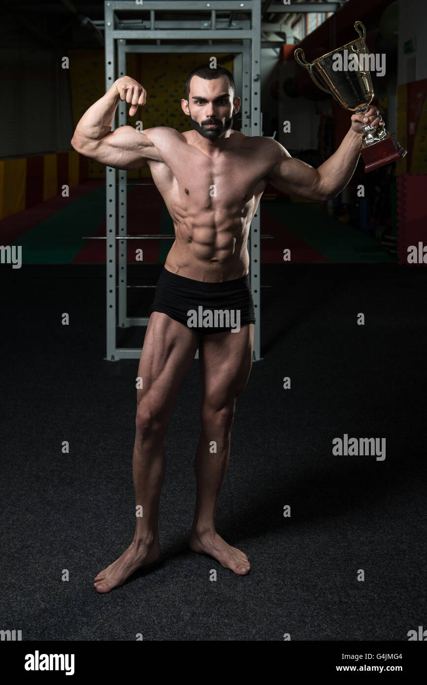 Concurrent Bodybuilder montrant sa médaille gagnants - Remise en Forme mâle concurrent montrant sa médaille gagnants Banque D'Images
