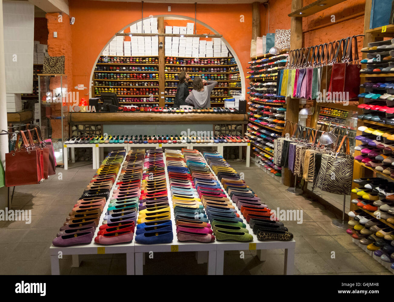 Un magasin de chaussures à Barcelone, Espagne. Des couleurs vives et un  grand écran dans vos clients repartir vers cette rue arrière magasin de  chaussures Photo Stock - Alamy