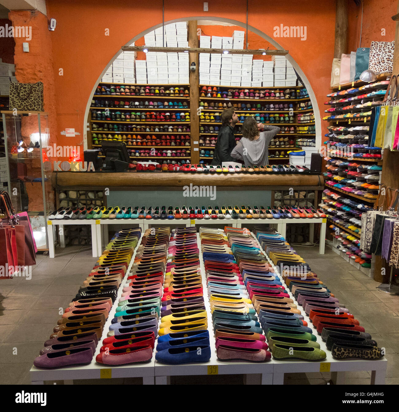 Un magasin de chaussures à Barcelone, Espagne. Des couleurs vives et un  grand écran dans vos clients repartir vers cette rue arrière magasin de  chaussures Photo Stock - Alamy