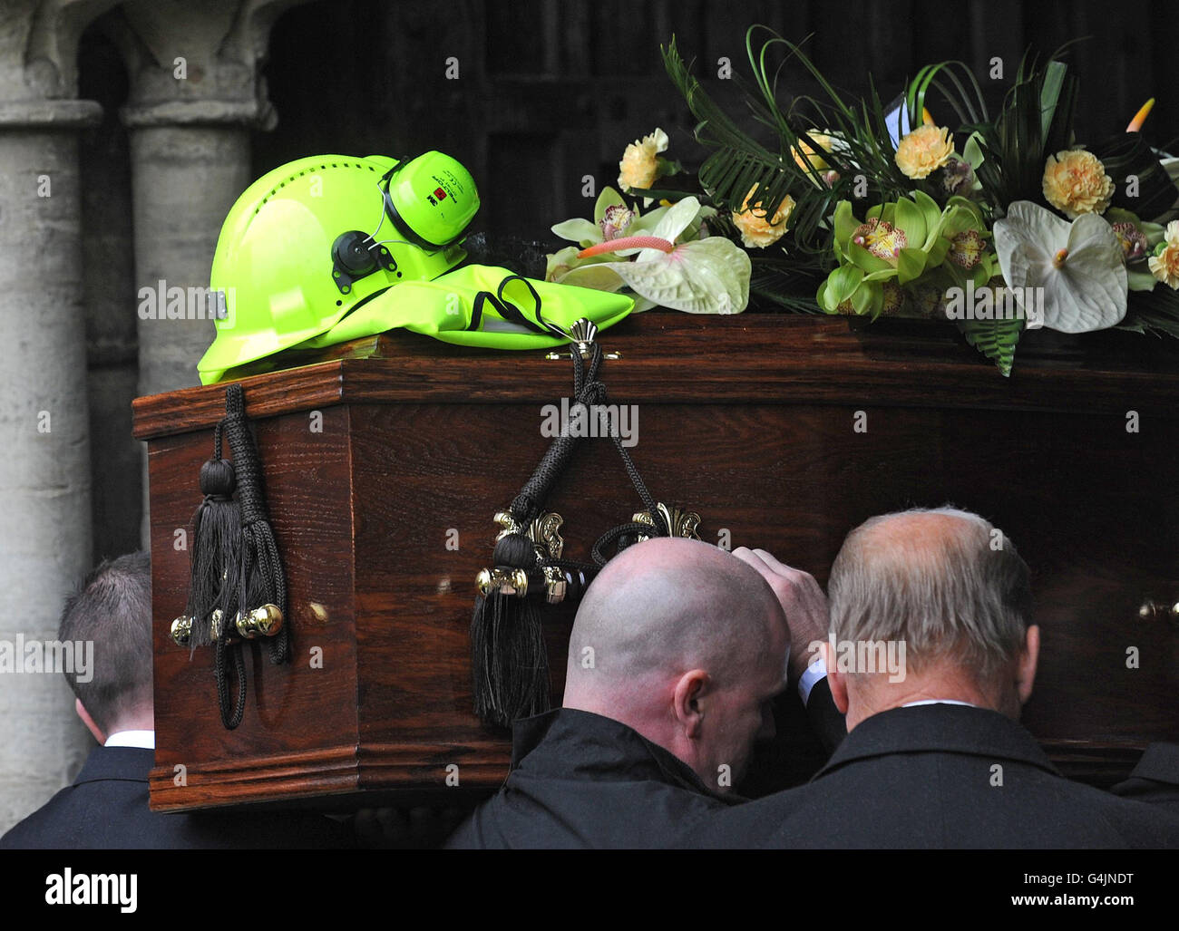 Un casque de mineurs et un gilet jaune fluorescent placés sur le cercueil  de Gerry Gibson à son service funéraire à l'abbaye de Selby, dans le North  Yorkshire Photo Stock - Alamy
