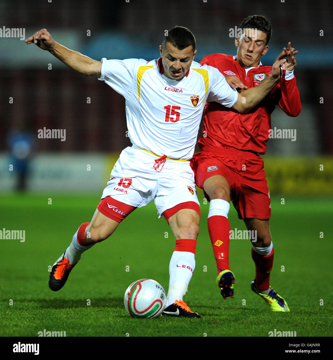 Football - UEFA moins de 21 EURO 2013 - pays de Galles / Monténégro - l'hippodrome.Lee Lucas (à droite), pays de Galles, et Milos Radulovic, Monténégro, se battent pour le ballon Banque D'Images