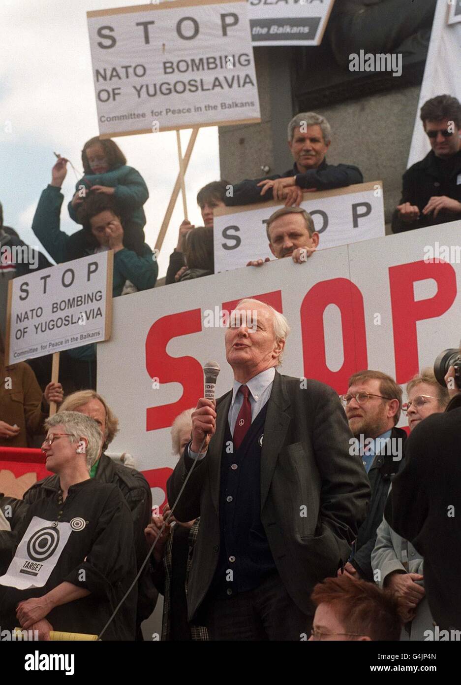 Tony Benn, ancien député travailliste, s'est exprimé à Trafalgar Square à Londres, où près de 2,000 militants anti-guerre se sont rassemblés pour organiser une manifestation contre le bombardement de la Yougoslavie par l'OTAN. 27/6/99: Benn se présenter comme député à la prochaine élection générale. * M. Benn a communiqué sa décision dans une lettre à son parti travailliste de Chesterfield, mais il a souligné que quitter le Parlement ne marquerait pas la fin de sa carrière politique. Banque D'Images