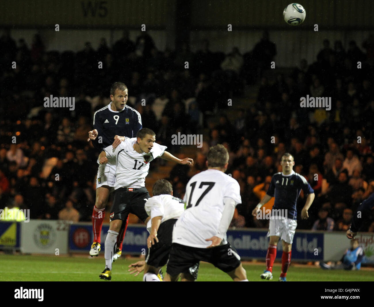 Jordan Rhodes (à gauche), en Écosse, marque son deuxième but lors d'un match de qualification européen des moins de 21 ans à St Mirren Park, Paisley. Banque D'Images