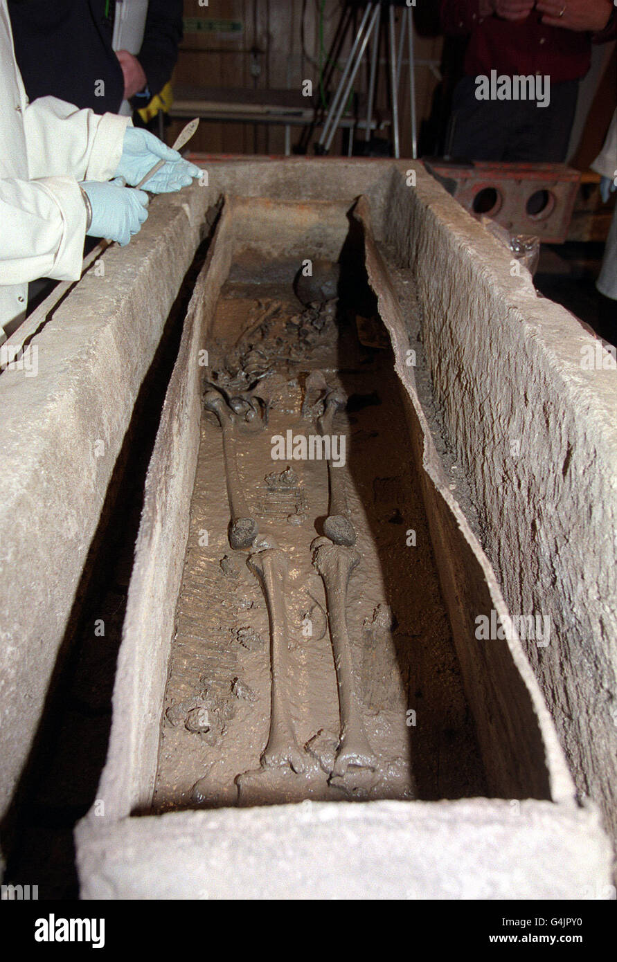 L'archéologue au Musée de Londres dévoile un sarcophage en pierre extrêmement rare sur le site d'excavation de Spitalfield dans la ville de Londres. Un squelette exceptionnellement bien conservé a été révélé datant de la première moitié du 4e siècle AD. * le squelette est d'une jeune femme dans son début des années 20 de la fin de Londres romaine. Banque D'Images