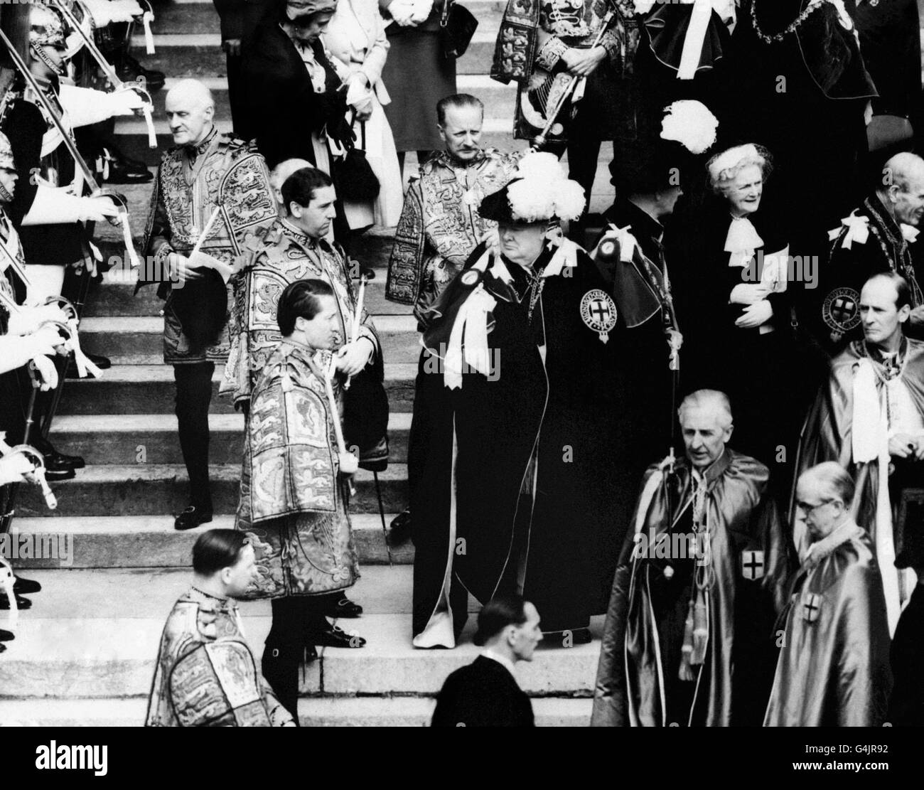 Sir Winston Churchill (centre en robes) devant la chapelle Saint-Georges à Windsor après son installation comme Chevalier du Garter. Banque D'Images