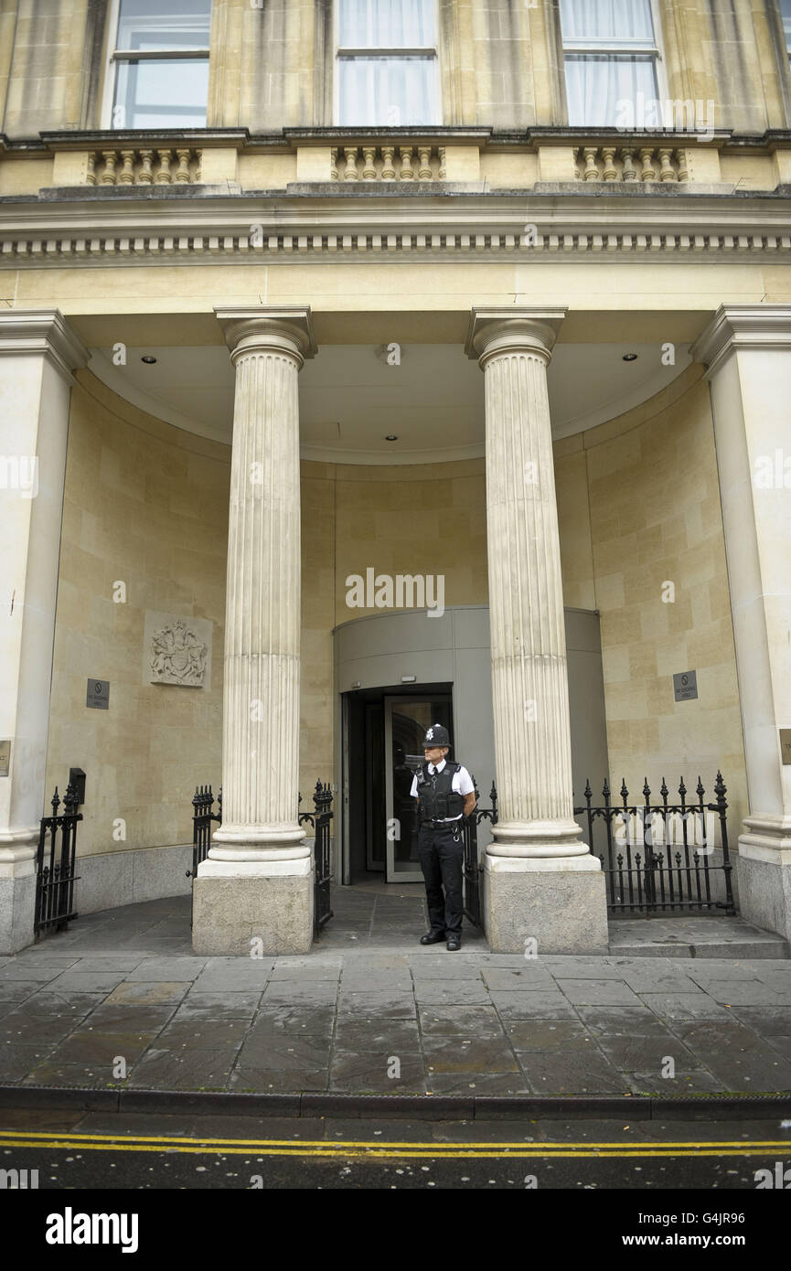 Un point de vue général de la présence de la police à l'extérieur de la cour de la Couronne de Bristol, petite rue, Bristol. Banque D'Images